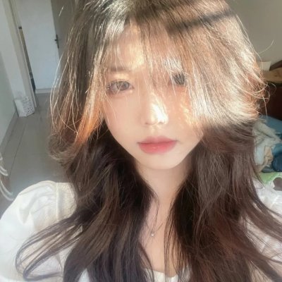 坐在酒吧里吃蛋糕